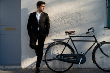 Takım elbise ve Bisiklet