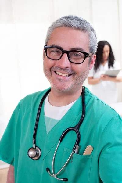 Porträt fröhlicher Arzt mit Ausrüstung — Stockfoto