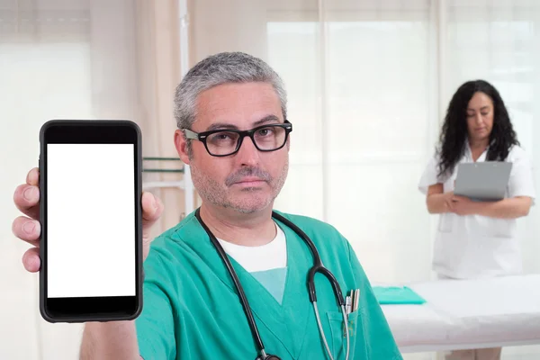 Doktor ile boş bir ekran ile smartphone 