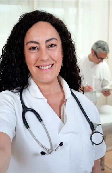 Retrato alegre médico feminino com equipamento — Fotografia de Stock