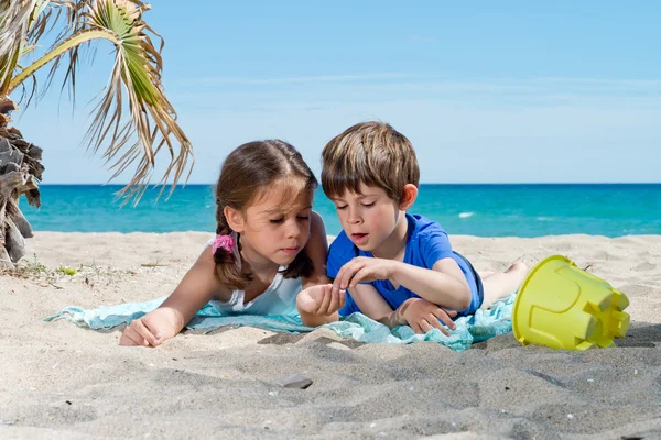 Anak laki-laki dan perempuan bermain di pantai — Stok Foto