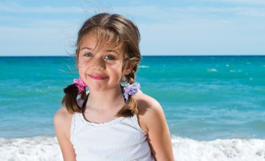 Deniz kenarında mutlu bir kız