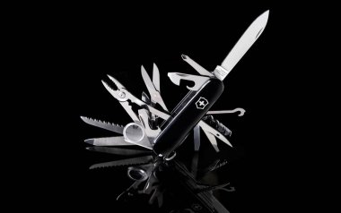 Siyah arka planda İsviçre çakısı victorinox swisschamp