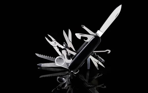 Siyah arka planda çok amaçlı çakı