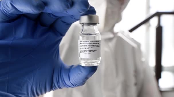 Мужчина Медсестра Костюме Ppe Перчатках Проводит Симуляцию Pfizer Биотехнологической Вакцины — стоковое видео