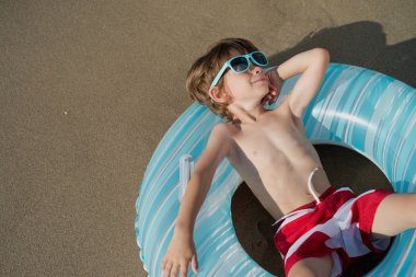 rahat uzanmış kayan nokta çocuk