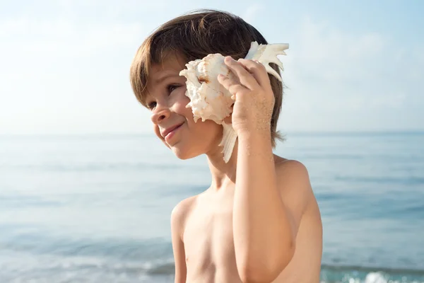 Çocuk dinleme kabuklu yana doğru seyir