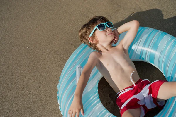 rahat uzanmış kayan nokta çocuk