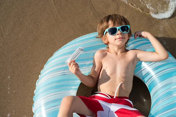 Çocuk lyng sahil üzerinde yüzer