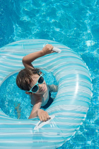 Criança piscina flutuar com espaço para texto, vertical — Fotografia de Stock