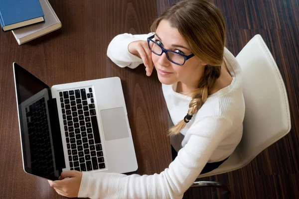 Kameraya bakarak dizüstü bilgisayar ile genç kız