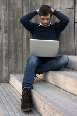 adam bilgisayar ile kaybeder