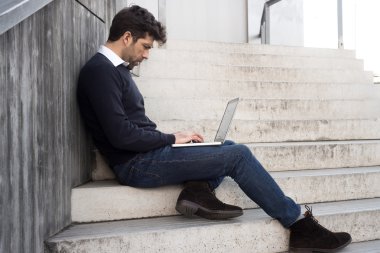merdiven içinde bilgisayar ile genç adam