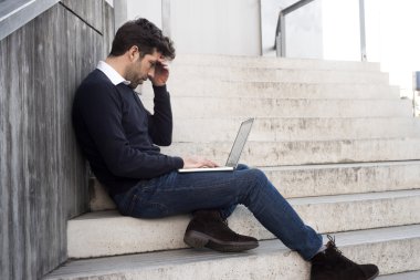 genç adam bilgisayar ve kötü haber