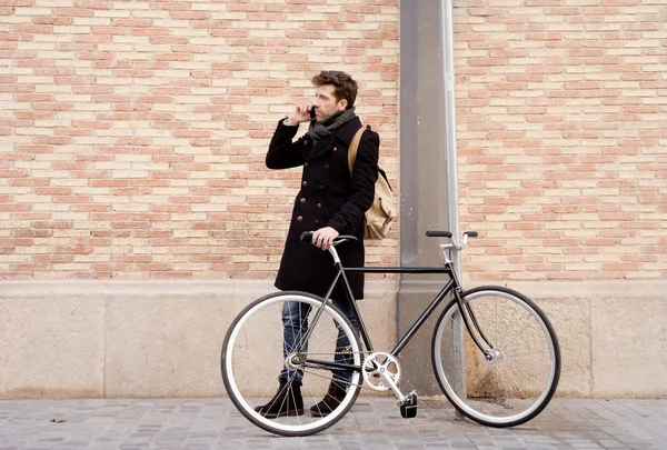 Telefonda konuşan bisiklet ile genç adam