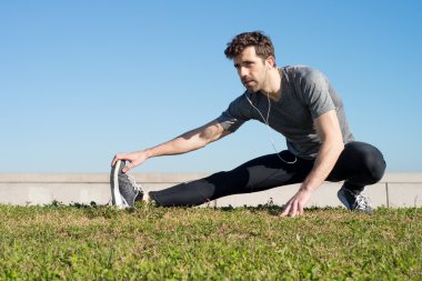 adam bacak toprağa uzanır