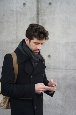 metin için telefon uzayda genç adam yazar