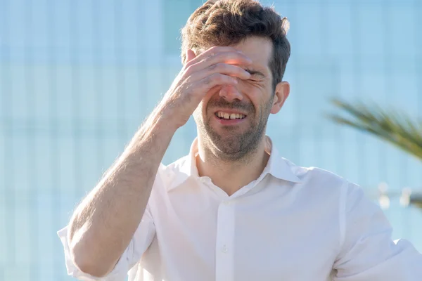 Baş ağrısı tarafından elinde olan adam