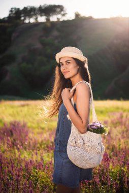 Güzel esmer bir kızın açık hava portresi, tatlı bir gülümsemesi var. Yaz zamanı.