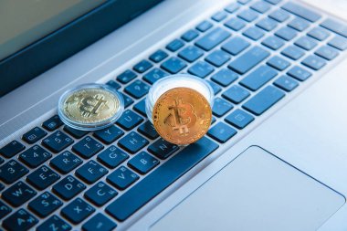 Dizüstü bilgisayarda altın bitcoin, dijital para para kripto para ticareti, Blok Zinciri ve finans kavramı.