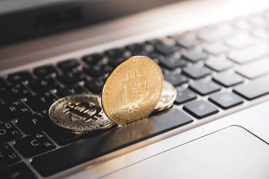 Dizüstü bilgisayarda altın bitcoin, dijital para para kripto para ticareti, Blok Zinciri ve finans kavramı.