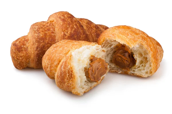 Croissanty na bílém pozadí, croissanty s kondenzovaným mlékem na bílém pozadí — Stock fotografie