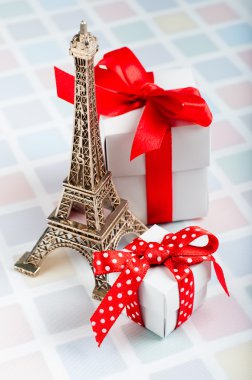 Parlak kırmızı şeritler, Eyfel Kulesi Hatıra kökenli figürlü hediyelikler