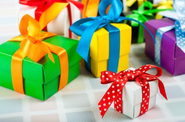Renkli hediye kutuları saten şeritler
