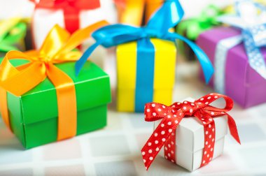 Renkli hediye kutuları saten şeritler