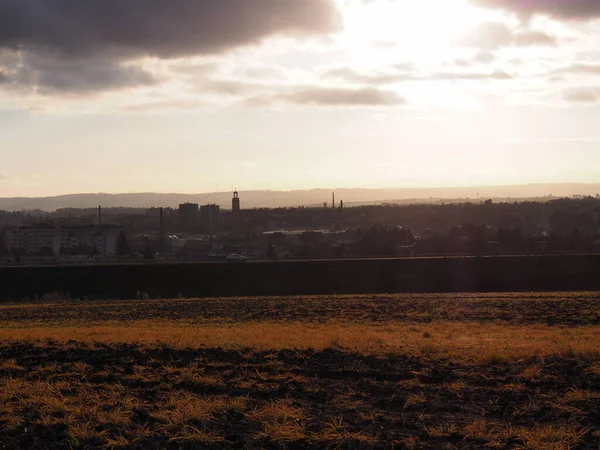 Puesta Sol Otoño Campo Por Encima Ciudad Vista Opava Tarde — Foto de Stock