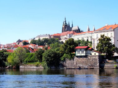 Prag 'ı bir buharlı geminin güvertesinden görmek, tarihi şehir merkezi, Vltava' daki panorama, güneşli bir yaz günü, başkentte turizm, bir teknede dinlenme.,