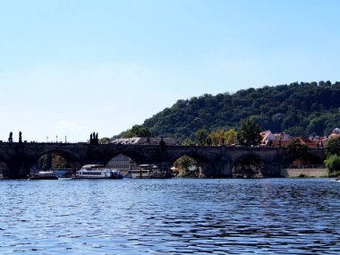 Prag 'ı bir buharlı geminin güvertesinden görmek, tarihi şehir merkezi, Vltava' daki panorama, güneşli bir yaz günü, başkentte turizm, bir teknede dinlenme.,