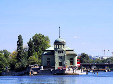 Prag 'ı bir buharlı geminin güvertesinden görmek, tarihi şehir merkezi, Vltava' daki panorama, güneşli bir yaz günü, başkentte turizm, bir teknede dinlenme.,