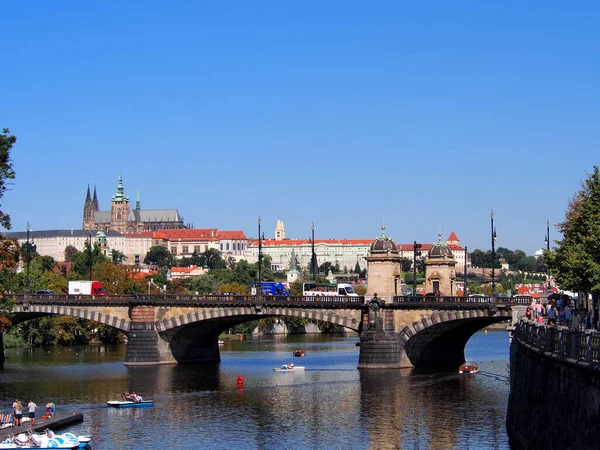 Widok Pragę Pokładu Parowca Historyczne Centrum Miasta Panorama Wełtawę Słoneczny — Zdjęcie stockowe