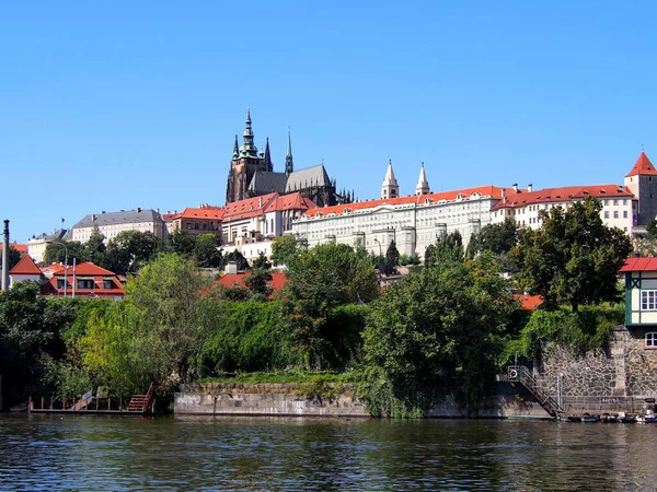 Widok Pragę Pokładu Parowca Historyczne Centrum Miasta Panorama Wełtawę Słoneczny — Zdjęcie stockowe