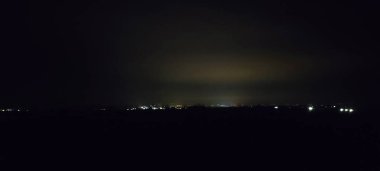 Şehrin arkasında karanlık bir gece, uzakta birkaç ışık, yıldızsız gökyüzü, karanlık gece, gece manzarası