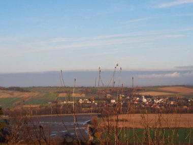 Ortaçağ Ortaçağ Şatosu 'ndan sonbahar öğleden sonrası, güneşli soğuk bir gün, vahşi doğa, macera gezisi, aile seyahati, geçmiş.,
