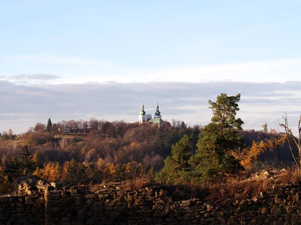 Widok Średniowiecznego Zamku Lesie Jesienią Południu Słoneczny Zimny Dzień Dzika — Zdjęcie stockowe