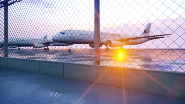 Um avião sentado em cima de uma jaula — Vídeo de Stock