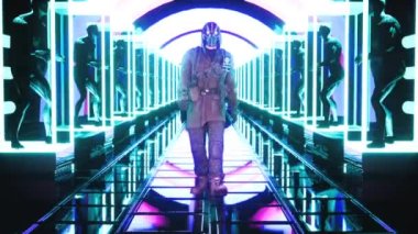 Bir binanın önünde duran biri.