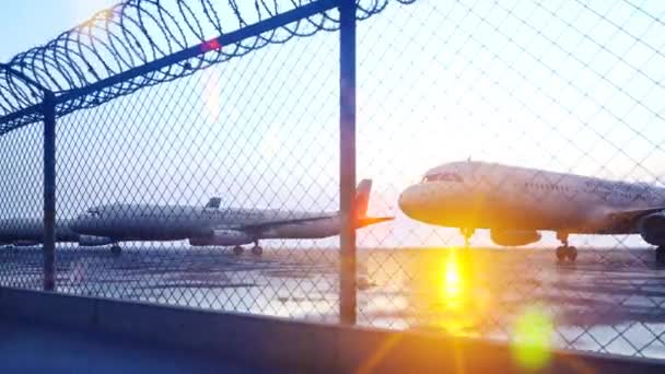 Un avión volando sobre una valla — Vídeos de Stock