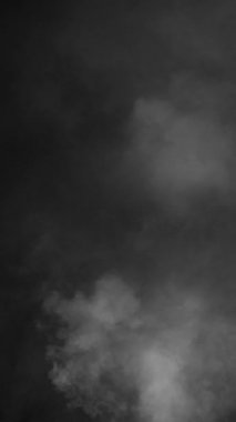 Bir tren raylarda, içinden duman çıkıyor.