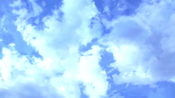 Wolken in een blauwe bewolkte lucht — Stockvideo