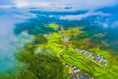 Çin 'in en güzel kırsal kesimindeki tecavüz baharının hava fotoğrafçılığı
