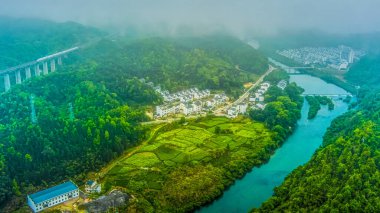 Wuyuan 'daki yeşil dağlar ve berrak sular, Jiangxi Eyaleti, Çin