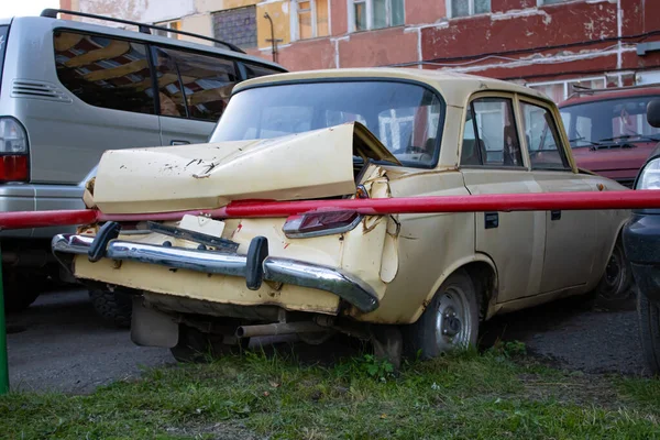 Road Accident Parking Bumper Crash Fence Smashed Back Car Fence — Stock Photo, Image