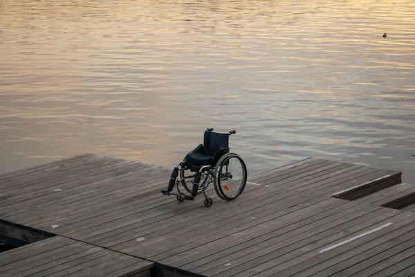 Una Sedia Rotelle Una Piattaforma Legno Vicino All Acqua Solitudine — Foto Stock