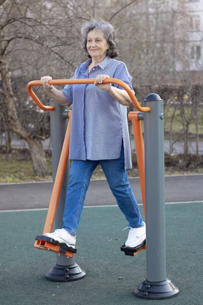 Grand Mère Fait Des Exercices Femme Âgée Aux Cheveux Gris Images De Stock Libres De Droits