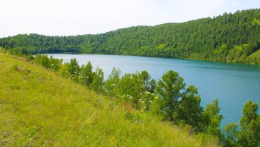Yazın dağlarda güzel bir göl