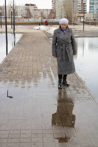 Obstacle Sur Chemin Inondé Parc Grande Flaque Eau Vieille Dame Image En Vente